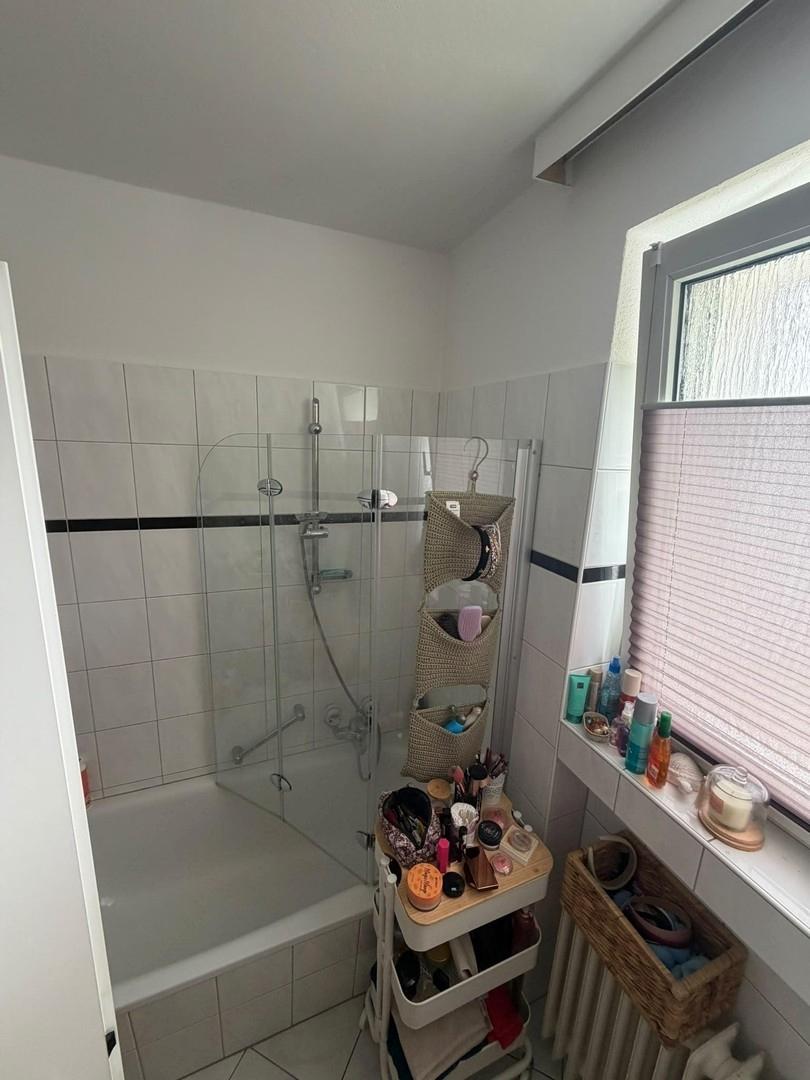 Bad mit Wanne Duschmöglichkeit