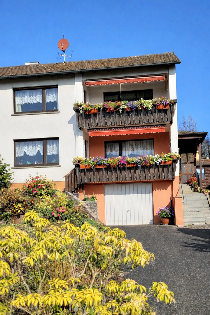 Südbalkone und Garage