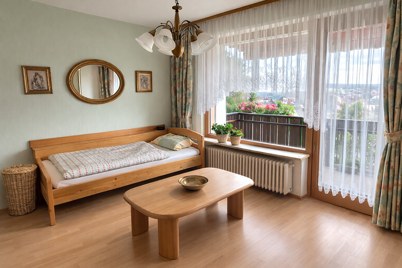 Zimmer mit Balkonzugang EG