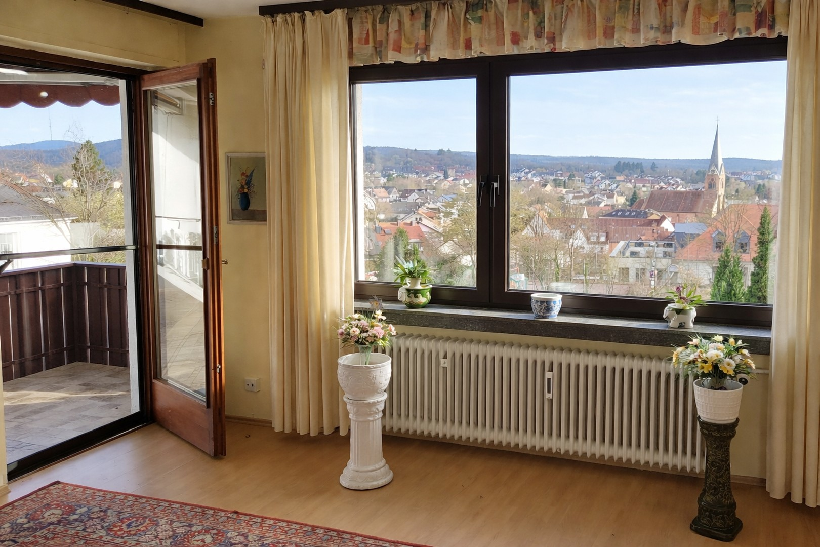 Zimmer 2 mit Balkonzugang OG