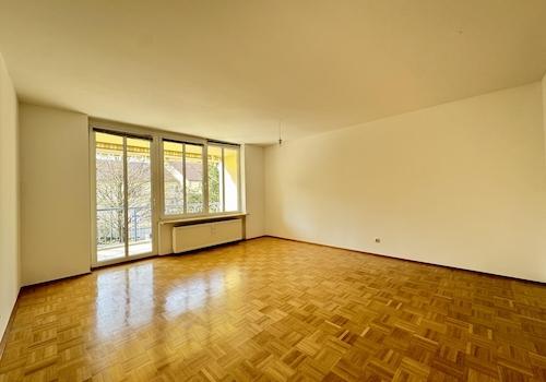 Wohnzimmer mit Blick ins Grüne