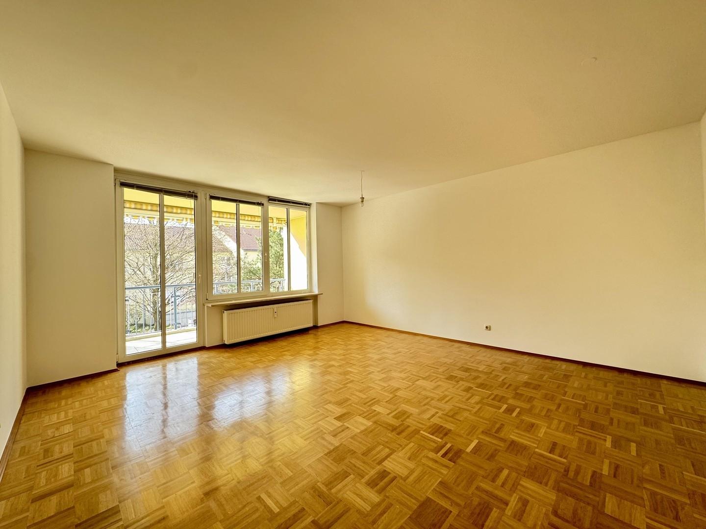 Wohnzimmer mit Blick ins Grüne