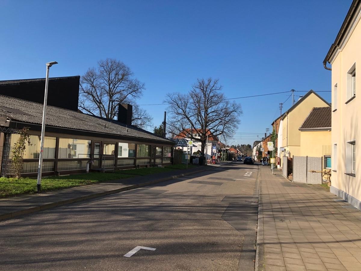 Weg zur Bahnhaltestelle
