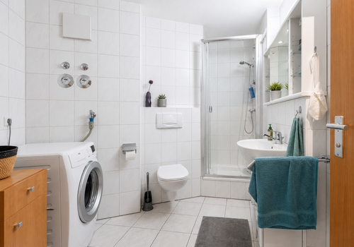 Großzügiges Bad mit Dusche