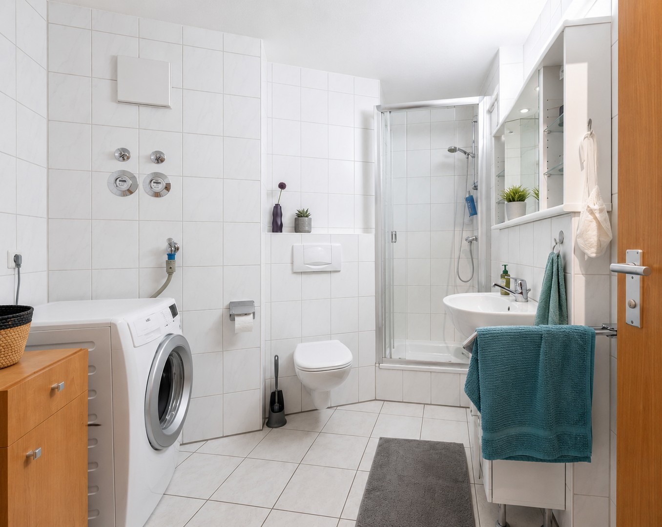 Großzügiges Bad mit Dusche