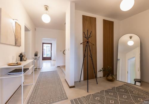 Eingang – Die im Rahmen des Home Stagings eingebrachten Möbel und Dekorationsgegenstände dienen ausschließlich der besseren Veranschaulichung und sind nicht Bestandteil des Kaufangebots.