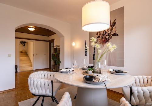 Essen – Die im Rahmen des Home Stagings eingebrachten Möbel und Dekorationsgegenstände dienen ausschließlich der besseren Veranschaulichung und sind nicht Bestandteil des Kaufangebots.