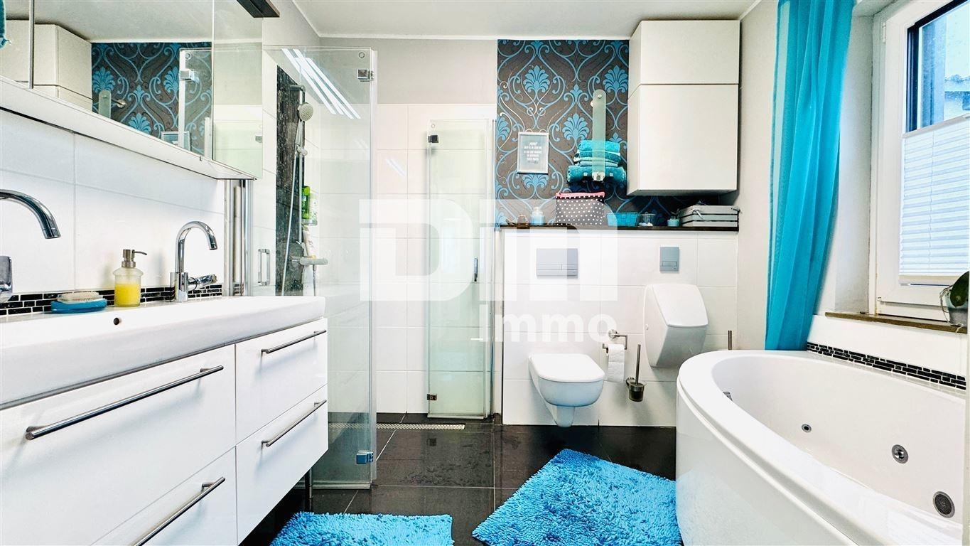 WE1 EG Badezimmer / Wanne / Dusche ebenerdig