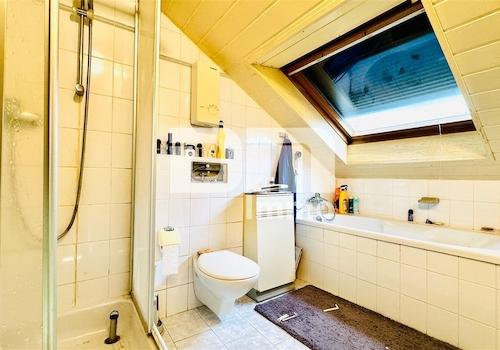 DG Ausgebauter Dachboden / Bad / Wanne / Dusche