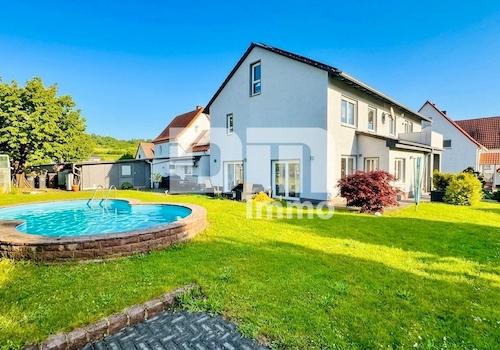 Angelegter Gartenbereich / Pool