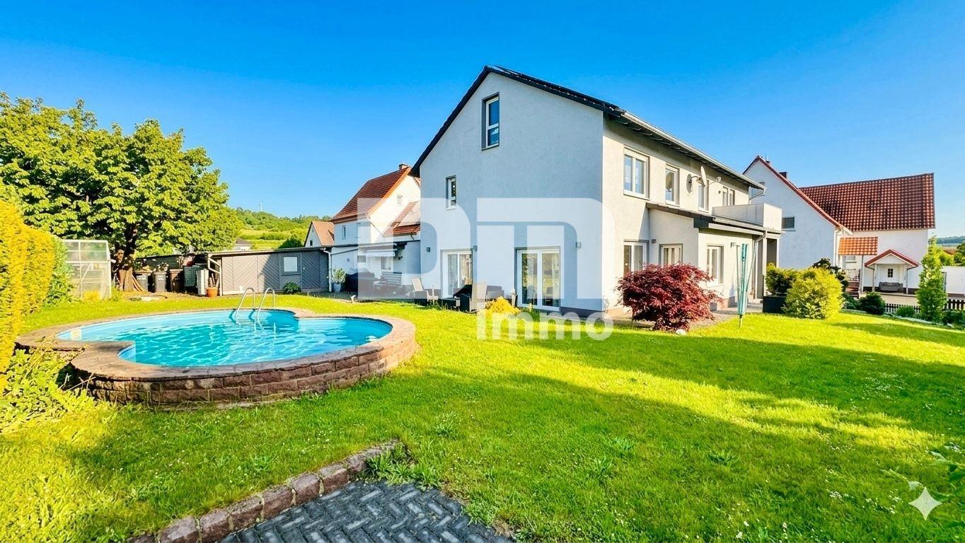 Angelegter Gartenbereich / Pool