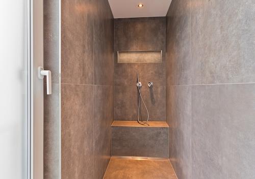begehbare Dusche im Bad DG