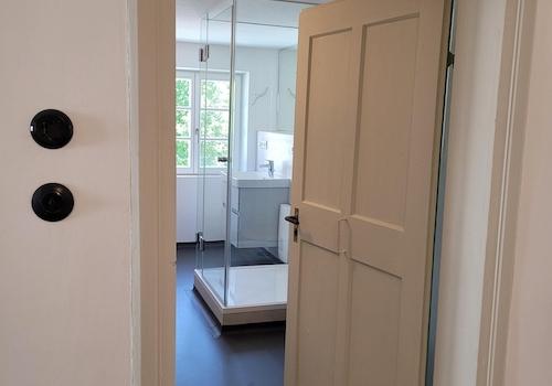 Badezimmer mit Dusche