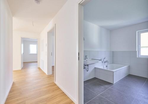 Blick in den Flur + Badezimmer