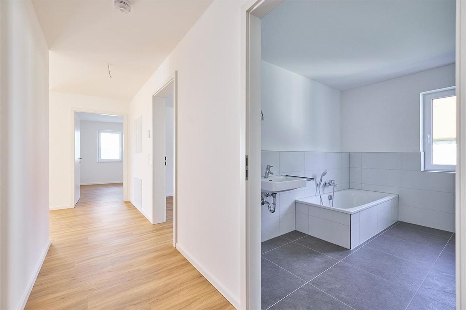 Blick in den Flur + Badezimmer