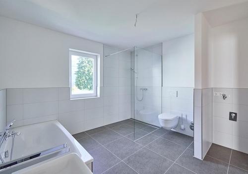 Badezimmer mit Dusche und Wan.
