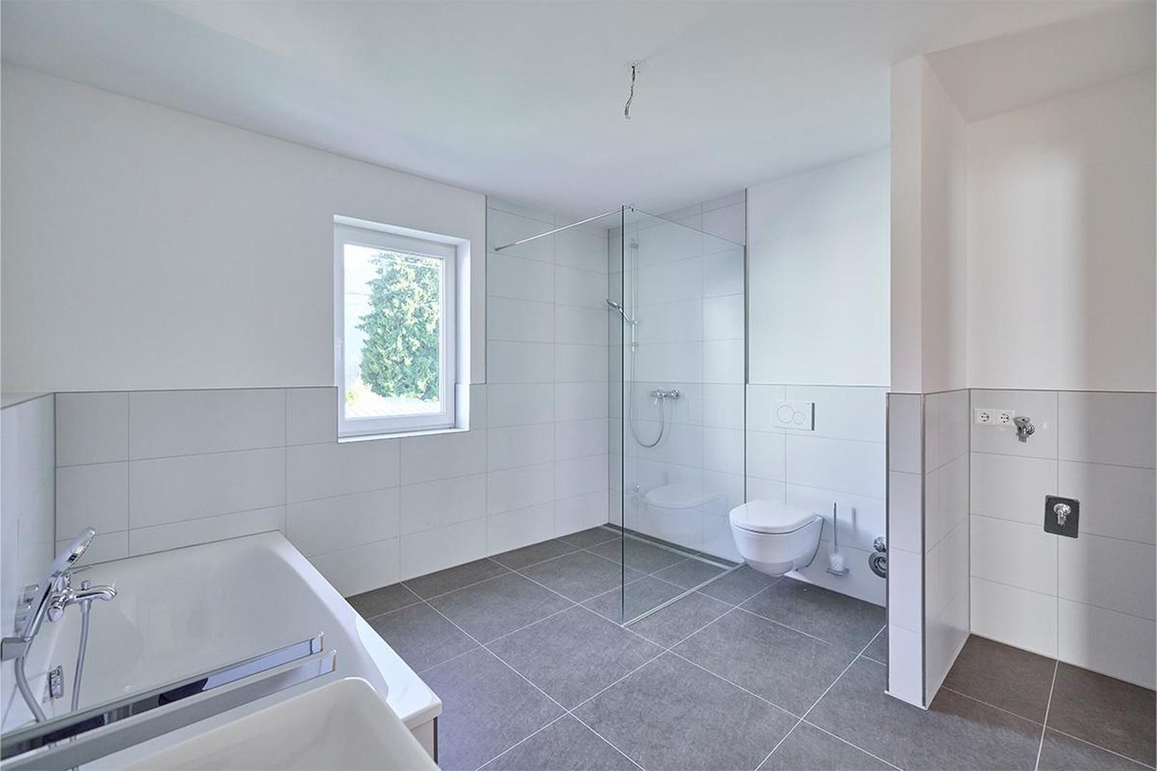 Badezimmer mit Dusche und Wan.