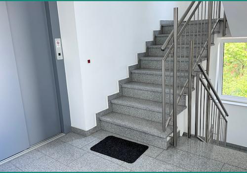 Helles und modernes Treppenhaus mit Aufzug
