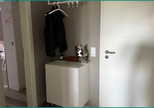 Wohnungseingang mit Garderobenbereich und Zugang zum Gäste-WC