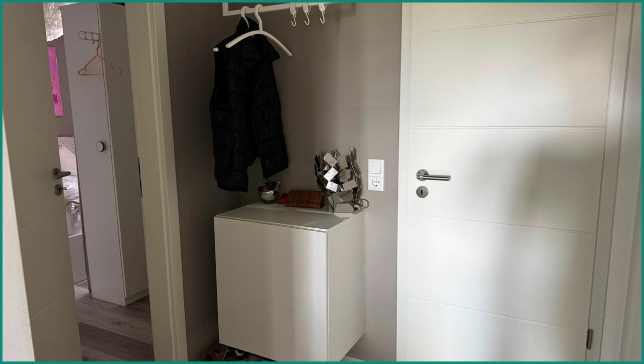 Wohnungseingang mit Garderobenbereich und Zugang zum Gäste-WC