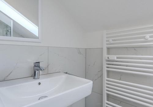 Badezimmer mit Waschbecken