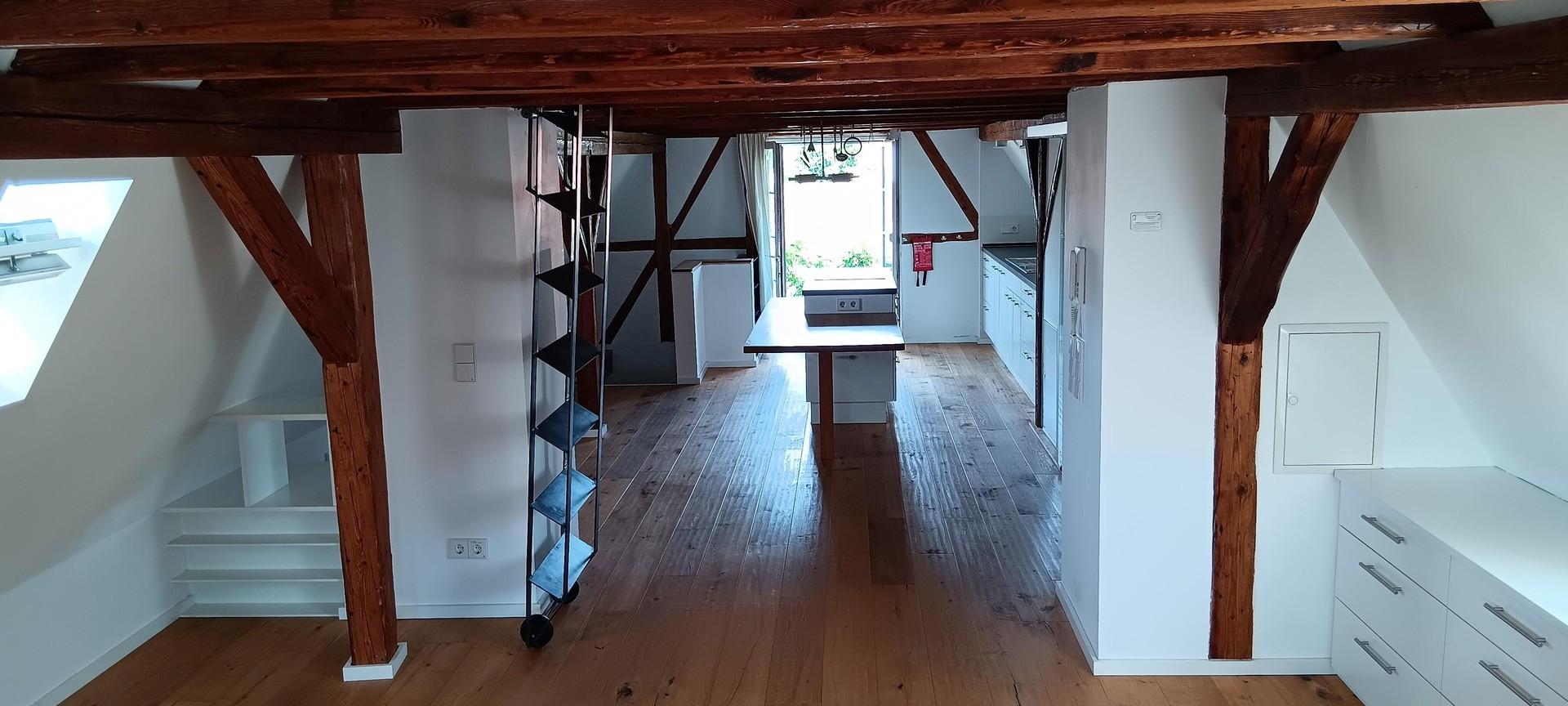 Wohnzimmer Blick Küche/Esszi.