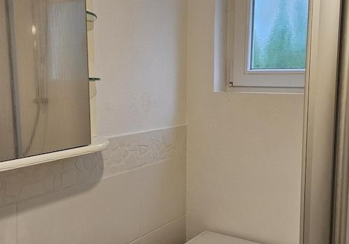 Badezimmer mit Dusche 