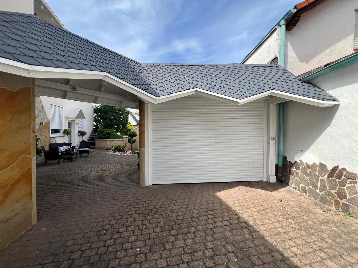 Garage mit elektr. Rolltor