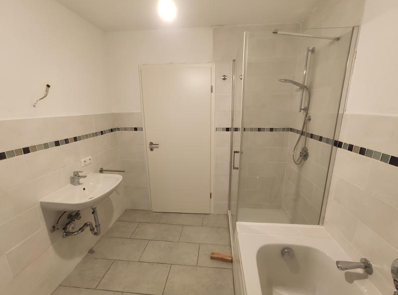 Bad mit Badewanne, Dusche und Waschmaschinenanschluss Bild 4