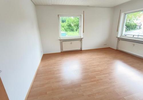 Wohnzimmer mit Zugang zum Balkon Bild 1