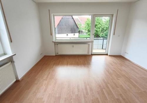 Wohnzimmer mit Zugang zum Balkon Bild 2