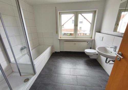 Bad mit Badewanne und Dusche Bild 1