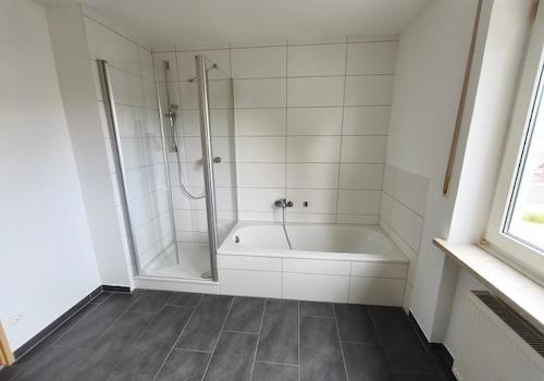 Bad mit Badewanne und Dusche Bild 2