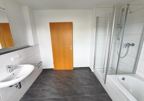 Bad mit Badewanne und Dusche Bild 3