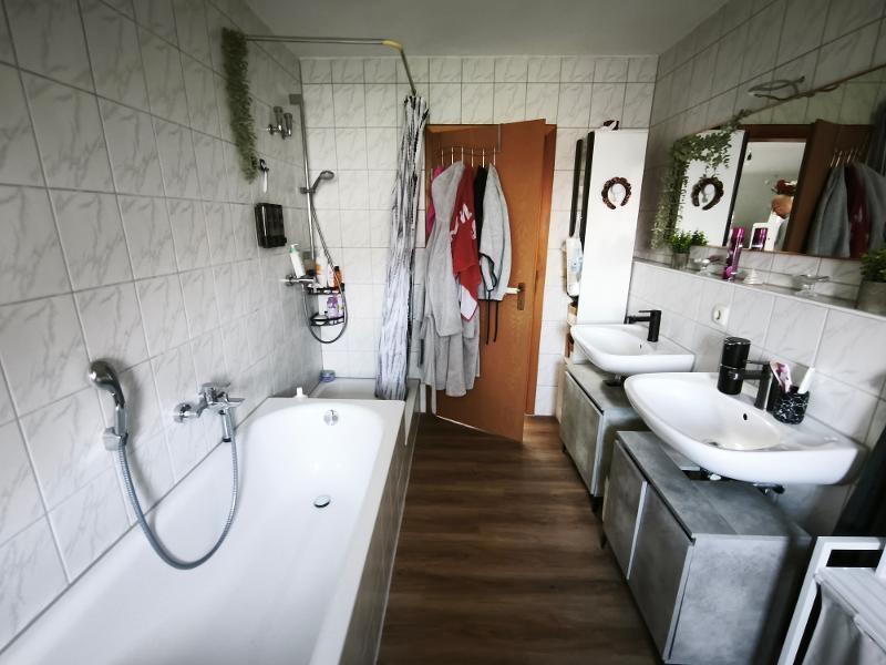 Bad mit Badewanne und Dusche Bild 4