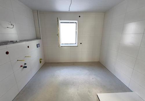 Bad mit Dusche, Waschmaschinenanschluss und Fenster Bild 1