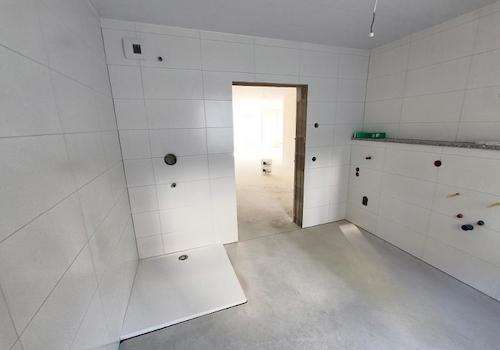 Bad mit Dusche, Waschmaschinenanschluss und Fenster Bild 3