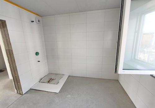 Bad mit Dusche, Waschmaschinenanschluss und Fenster Bild 2