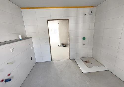 Bad mit Dusche, Waschmaschinenanschluss und Fenster Bild 3