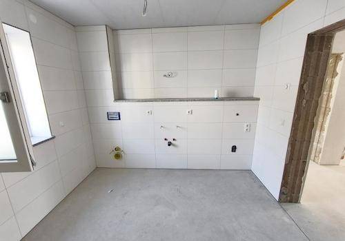 Bad mit Dusche, Waschmaschinenanschluss und Fenster Bild 4