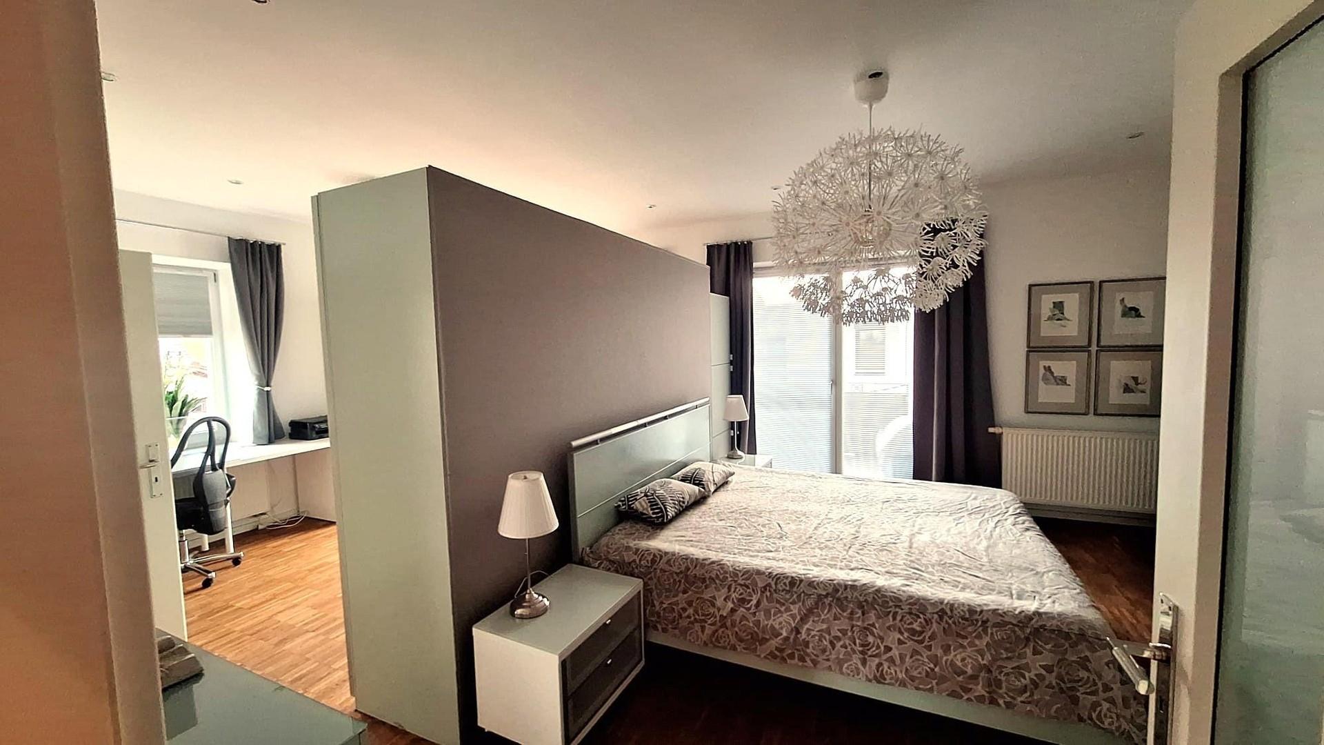 Schlafzimmer mit Trennwand