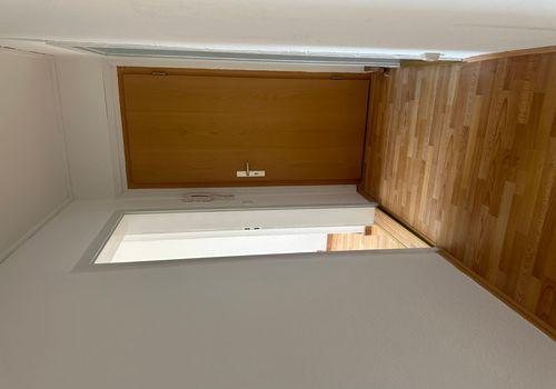 Flur mit Holztür