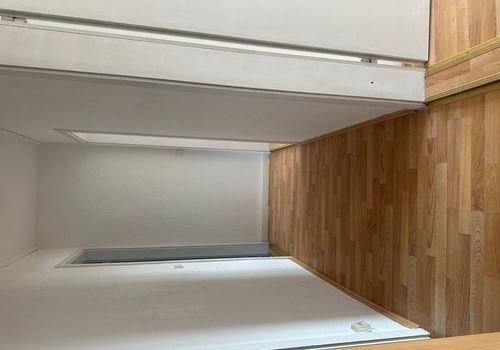 Heller Flur mit Holzboden