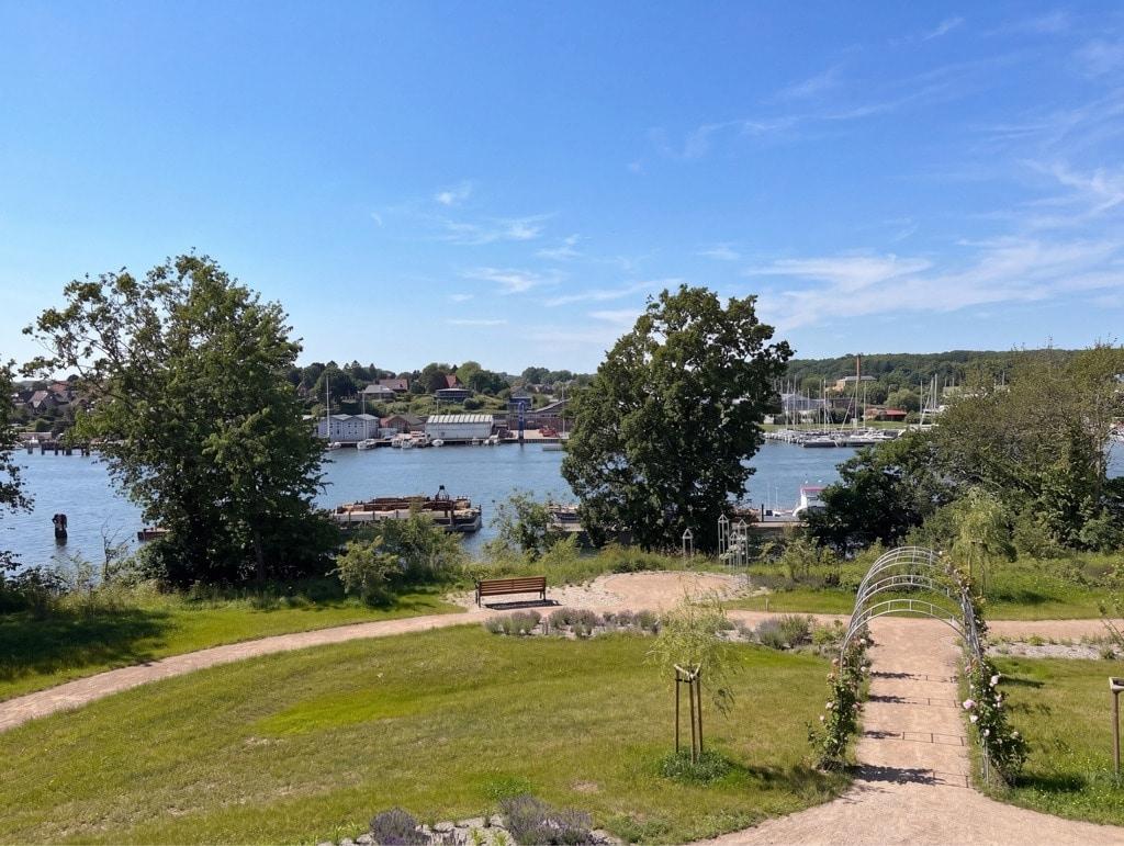 Blick über den Gartenbereich