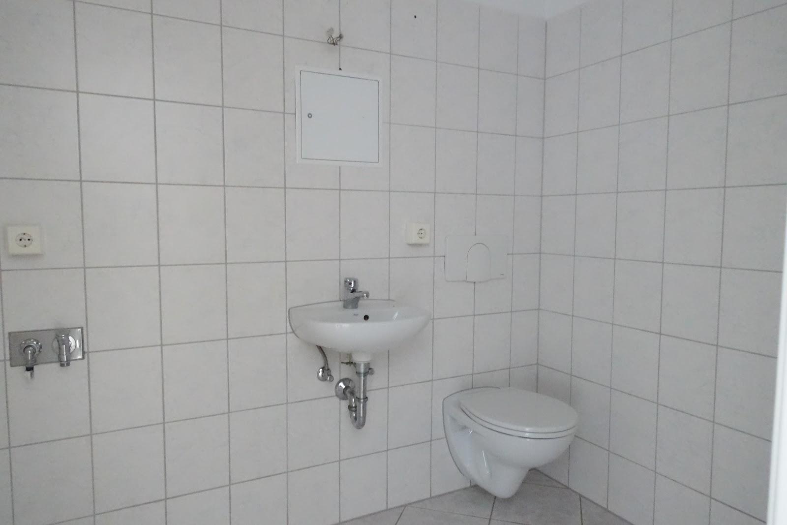 Gäste-WC mit Waschmaschinenplatz