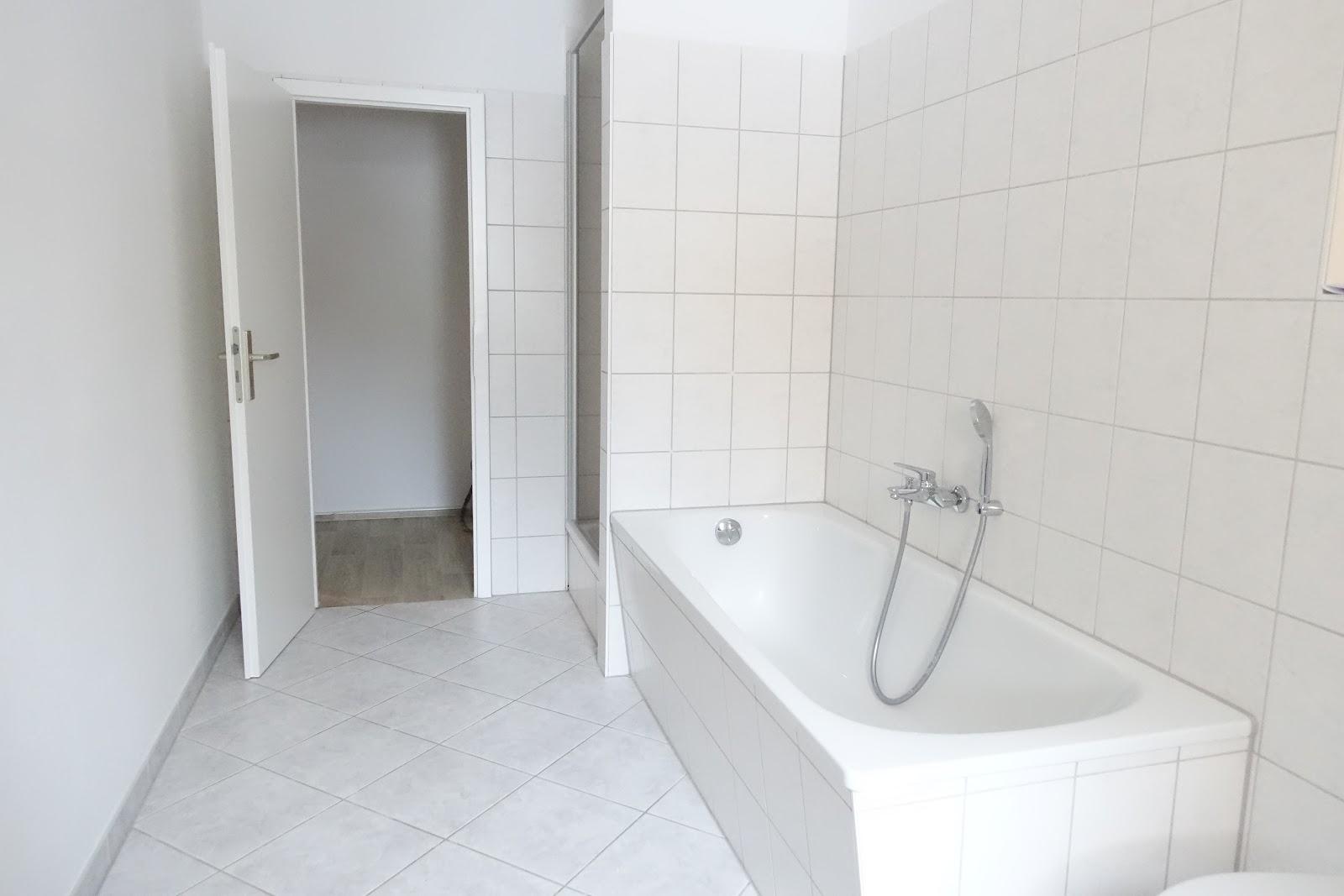 Bad mit Wanne und Dusche