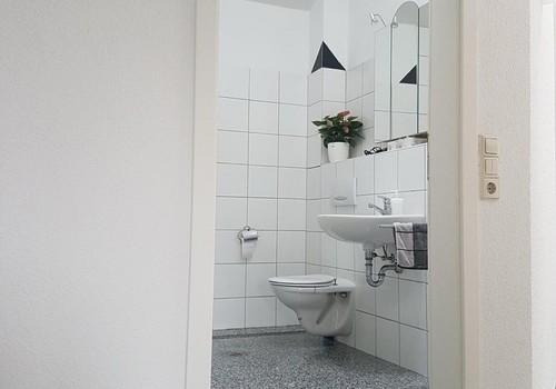 Sicht von Wohnzimmer ins Bad