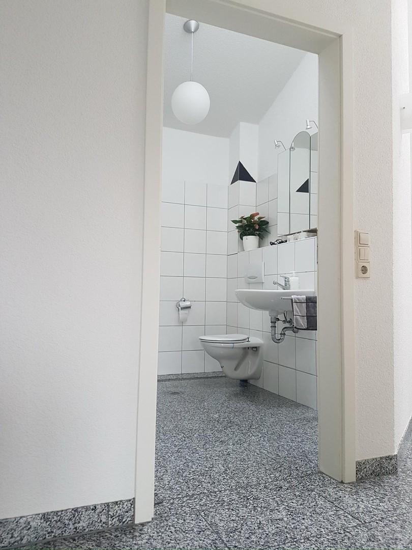 Sicht von Wohnzimmer ins Bad