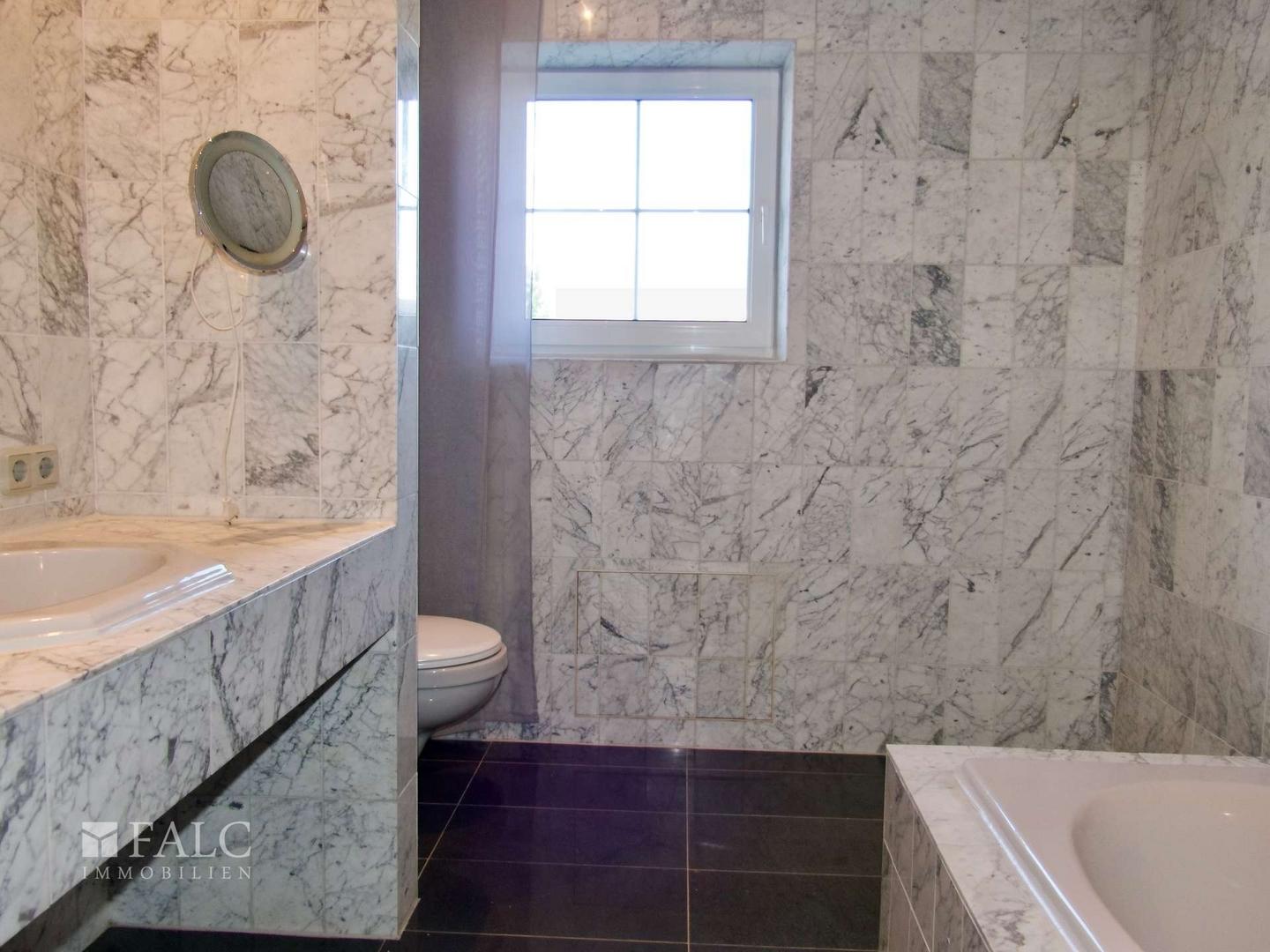 Wohnung 1: Badezimmer