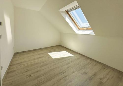 Zimmer mit viel tageslicht